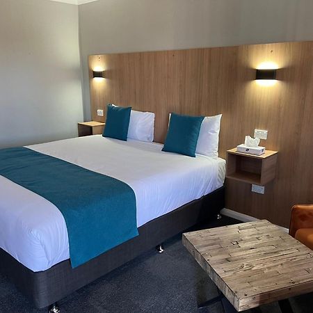 Adrian Motel Forbes Luaran gambar
