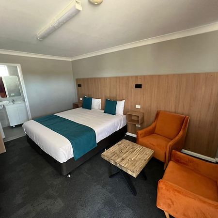 Adrian Motel Forbes Luaran gambar