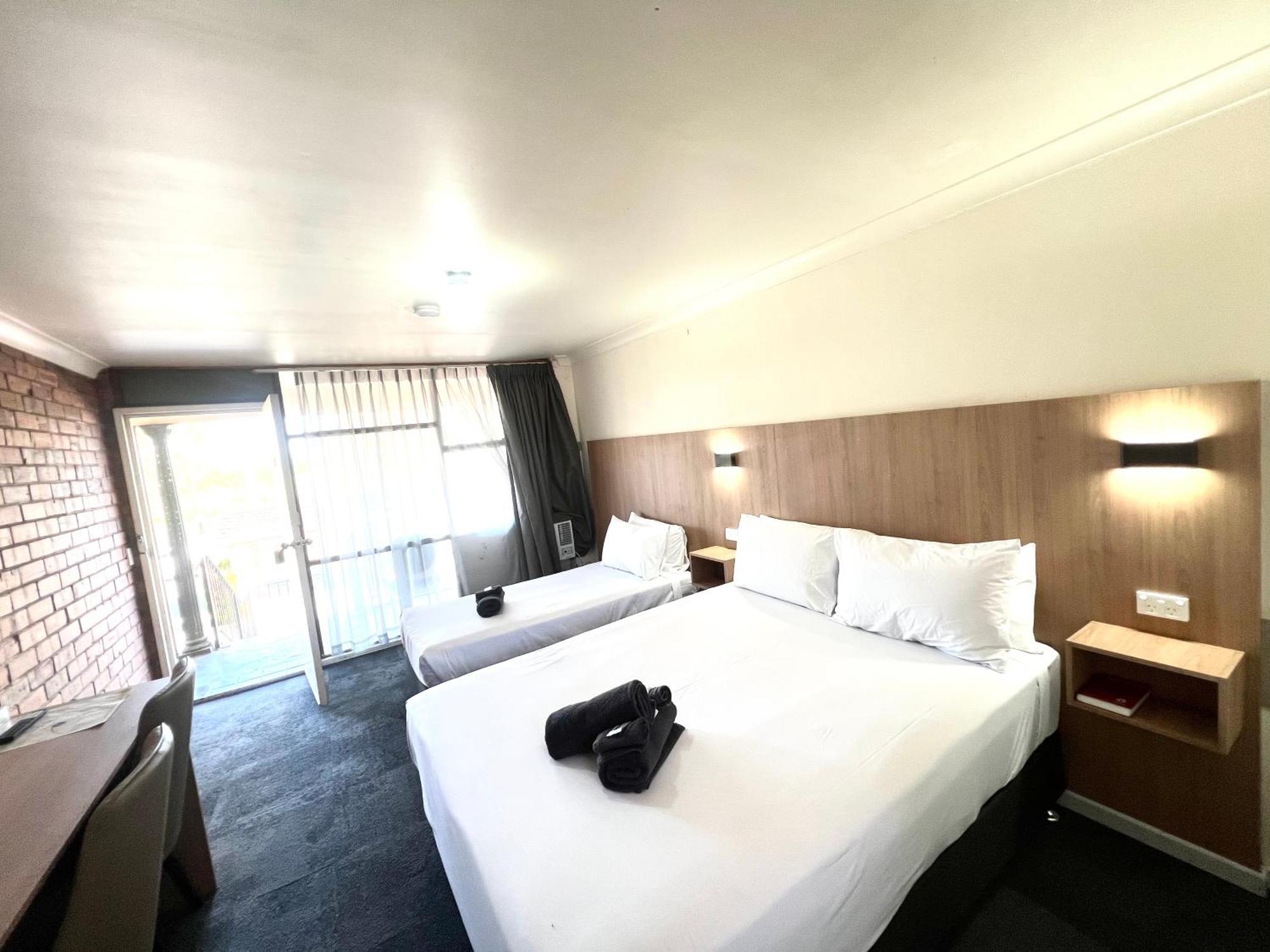 Adrian Motel Forbes Luaran gambar