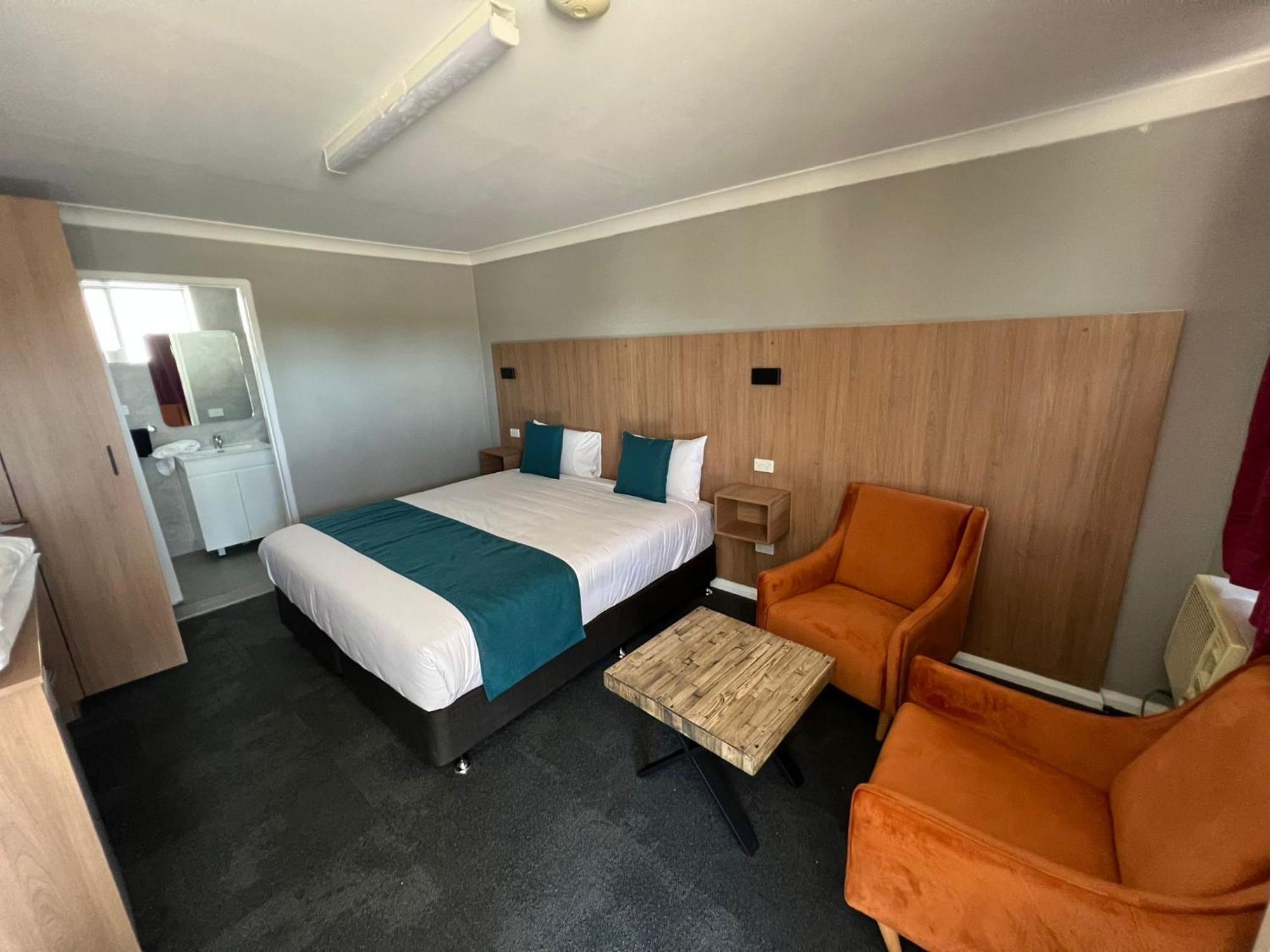 Adrian Motel Forbes Luaran gambar